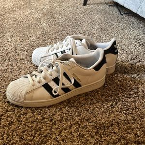 Adidas Superstar unisex tennis shoe *WILL BE THOROUGHLY CLEANED BEFORE SHIPMENT*